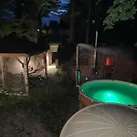 Z Kominkiem Sauna Jacuzzi Hydromasaz アパート *